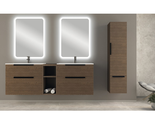 Salle de bains avec meuble sous-lavabo, deux miroirs avec éclairage et une armoire haute.