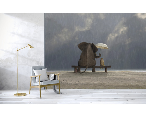 Wohnraum mit Sessel, Stehlampe und einer Fototapete mit Elefant und Erdmännchen im Regen