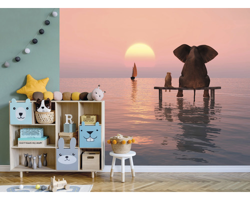 Chambre d''enfant avec une peinture murale d''un éléphant et d''un chien au bord de la mer au coucher du soleil, étagère avec des jouets et des décorations