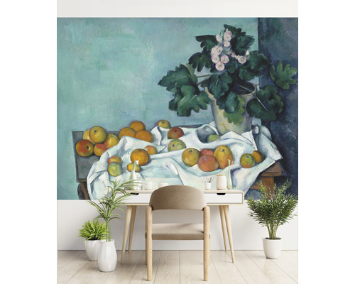 Image murale avec une nature morte de fruits et de fleurs, combinée avec un bureau et une chaise modernes.