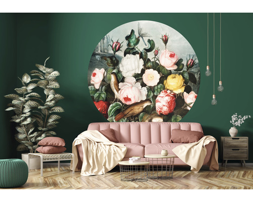 Salon avec fresque à motif floral, canapé et décorations