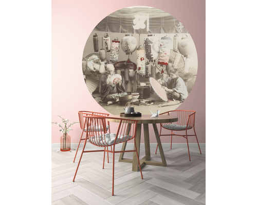 Pièce avec table à manger ronde, chaises et papier peint photo avec motif historique