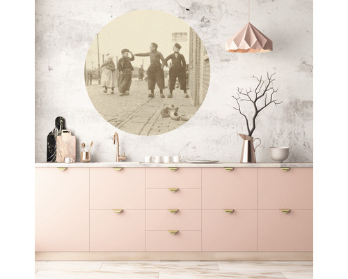 Küchenszene mit historischem Kinderfoto als Wanddekoration