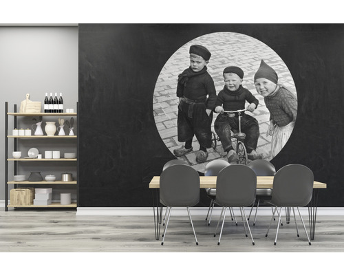 Espace de vie avec étagères, table à manger et papier peint mural avec une photo d''enfants en noir et blanc