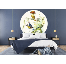 Chambre avec lit double, tables de chevet et sticker mural avec motif d''oiseau