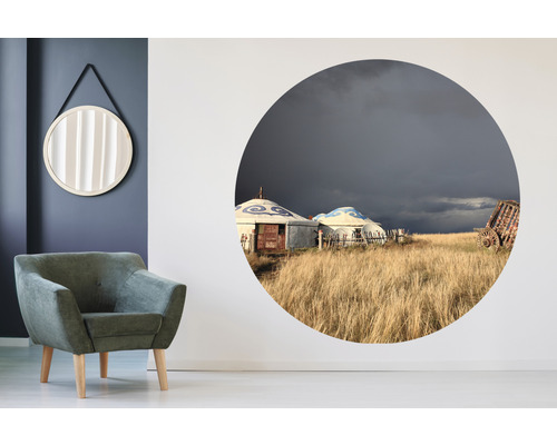Salon décoratif avec fauteuil, miroir et tableau mural avec motif de paysage