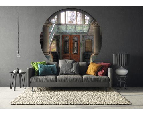 Wohnzimmer mit Sofa, Teppich, Tisch und Wandbild mit Gebäudeansicht