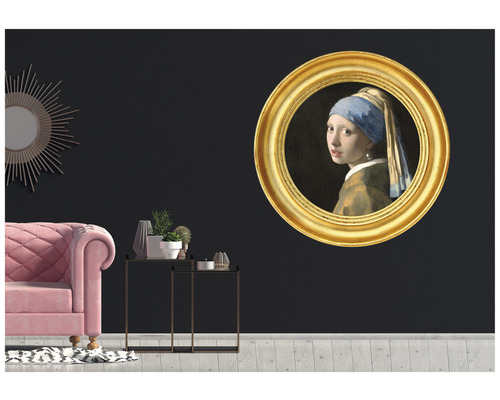 Wohnzimmer mit Wandbild eines Mädchens mit Perlenohrring in goldenem Rahmen, Sofa, Tisch und Spiegel