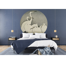 Chambre avec lit double, tables de chevet et décoration murale avec des hérons.
