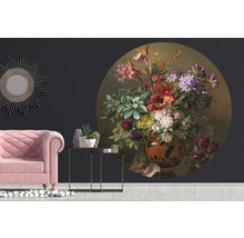 Intérieur avec une peinture murale de nature morte florale, un canapé et une table d''appoint