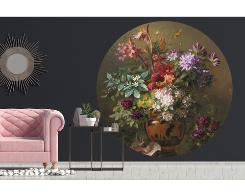 Wohnraum mit Wandbild eines Blumenstilllebens, Sofa und Beistelltisch