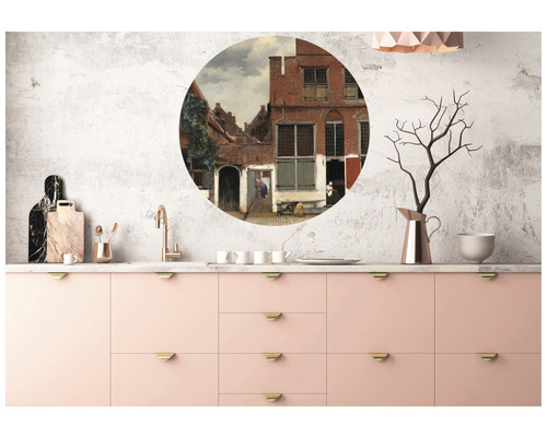 Küchenszene mit Wanddekoration in Form eines Gemäldes über der Arbeitsplatte