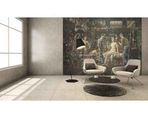 Salon avec fresque murale, fauteuils, lampadaire et tapis