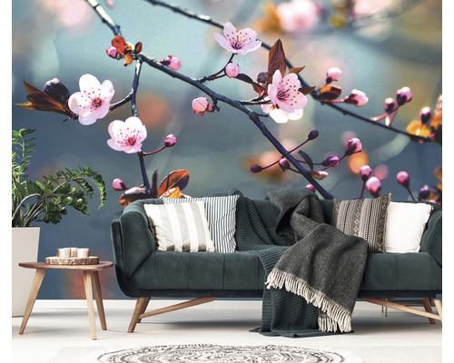 Salon avec canapé, table et papier peint photo avec motif floral