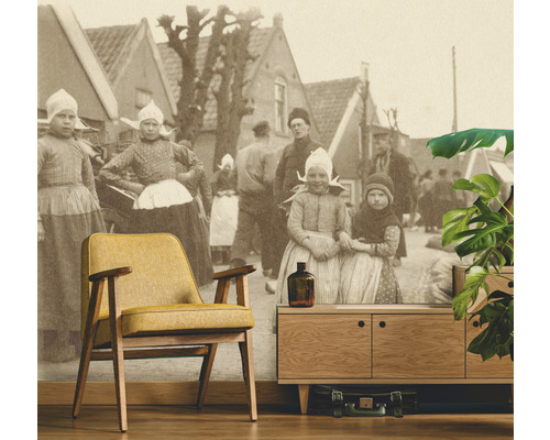 Salon avec papier peint photo, fauteuil et buffet