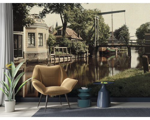 Fototapete mit Darstellung einer ländlichen Szene mit Brücke über einen Kanal und Häusern