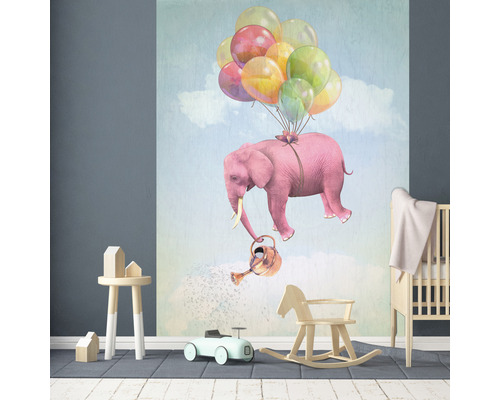 Chambre d''enfant avec une peinture murale représentant un éléphant et des ballons, une voiture jouet, un cheval à bascule et un lit d''enfant
