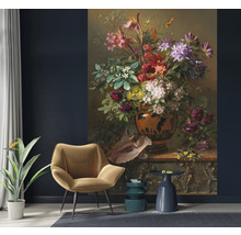Salon avec papier peint photo avec nature morte florale dans un vase