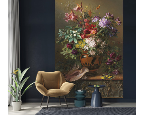 Wohnzimmer mit Fototapete mit Blumenstillleben in einer Vase