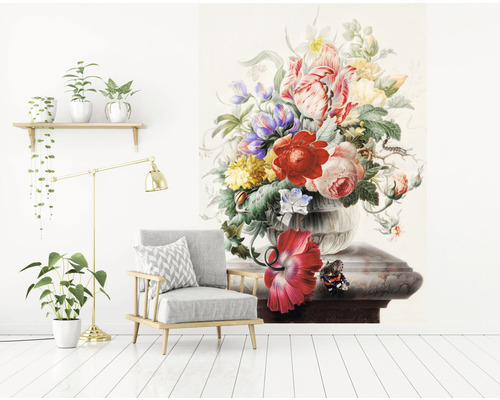 Heller Raum mit Blumenstillleben Tapete, Sessel und Zimmerpflanzen