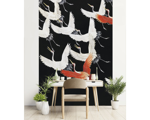 Pièce avec un papier peint noir à motifs de grues, un bureau blanc et des plantes