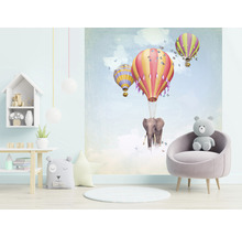 Kinderzimmer mit Tapete, die einen Elefanten und Heißluftballons zeigt, sowie Möbeln und Dekorationen.