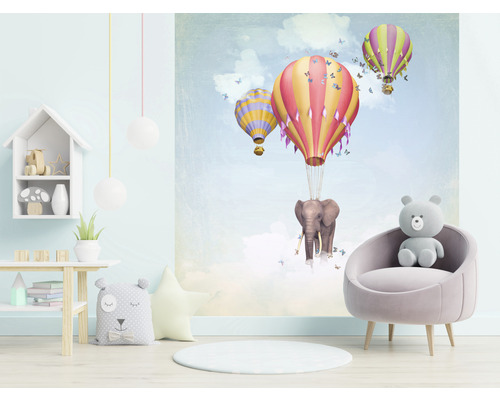 Kinderzimmer mit Tapete, die einen Elefanten und Heißluftballons zeigt, sowie Möbeln und Dekorationen.