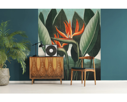 Salon avec commode, plante d''intérieur et décoration murale avec motif végétal