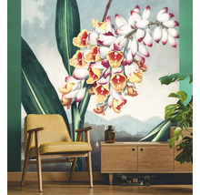 Dekoratives Wohnzimmer mit floraler Wandtapete, Sessel und Kommode