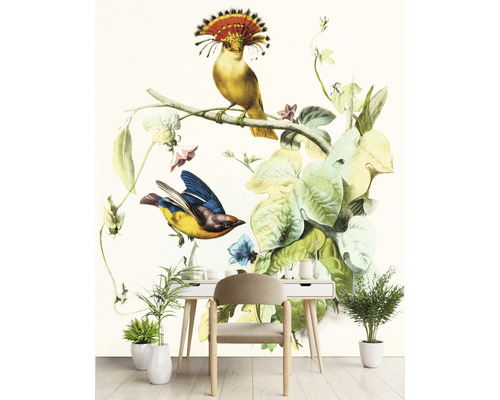 Papier peint décoratif avec motifs d''oiseaux au-dessus d''un bureau et d''une chaise