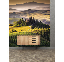 Papier peint photo avec paysage toscan derrière une commode