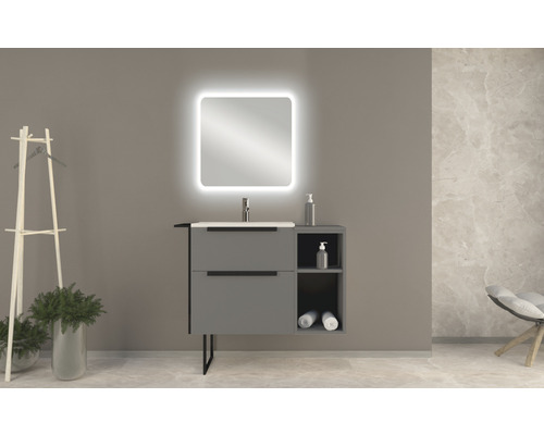 Salle de bain moderne avec meuble sous-lavabo gris, miroir lumineux et éléments décoratifs.