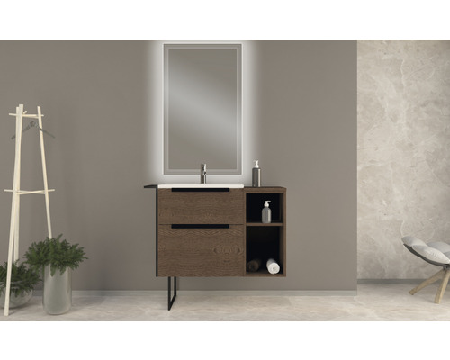 Badezimmer mit Waschtischunterschrank, Waschbecken und beleuchtetem Spiegel