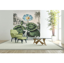 Wohnzimmer mit Sessel, Fußhocker, Tisch und Wandbild mit Seerosenmotiv
