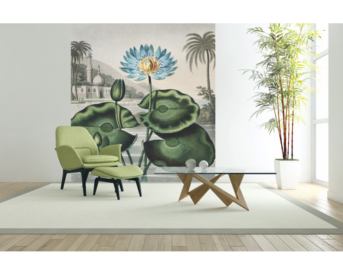 Salon avec fauteuil, repose-pied, table et peinture murale avec motif de nénuphars