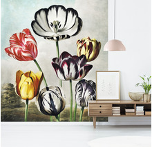 Dekorative Wand mit Tulpenmuster in einem hellen Raum.