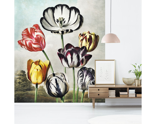 Mur décoratif avec motif de tulipes dans une pièce lumineuse.