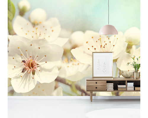 Décoration murale avec motif floral et commode en bois dans le salon