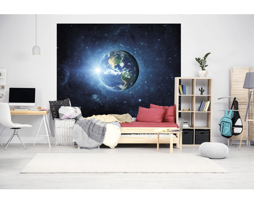 Chambre de jeune avec bureau, lit, étagère et un papier peint photo avec un motif terrestre