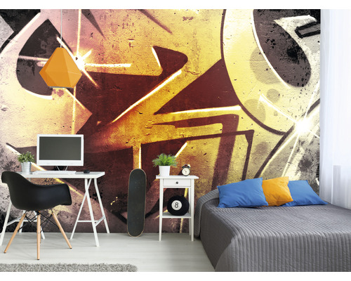 Wohnraum mit Schreibtisch, Bett und Wandtapete im Graffiti Stil
