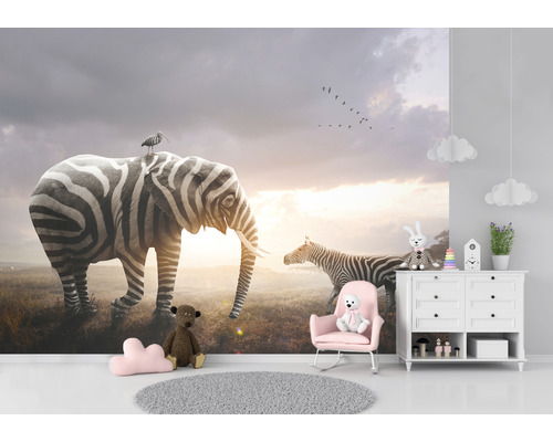 Chambre d''enfant avec papier peint mural représentant un éléphant avec un motif zébré et d''autres animaux