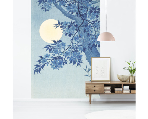 Espace de vie avec papier peint photo avec motif d''arbre et de fleur devant une pleine lune