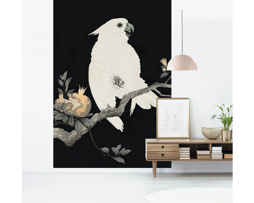 Papier peint photo avec un cacatoès sur une branche, intérieur avec commode et lampe