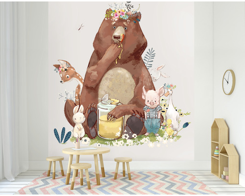Chambre d''enfant avec sticker mural représentant un ours avec du miel, un chevreuil, un cochon, une oie et un lapin