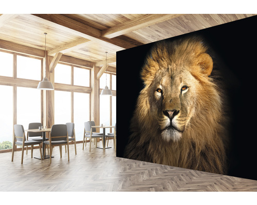 Pièce avec plafond à poutres en bois, plancher en bois et papier peint photo avec motif de lion