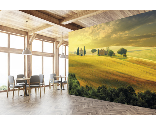 Salle à manger avec une peinture murale d''un paysage toscan
