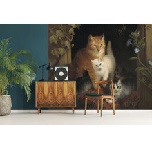 Wohnraum mit Kommode, Lampe, Zimmerpflanze und Fototapete mit Katzenmotiv