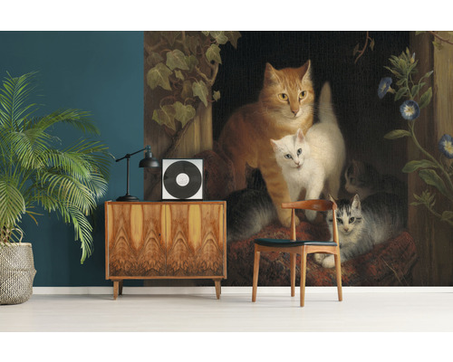 Wohnraum mit Kommode, Lampe, Zimmerpflanze und Fototapete mit Katzenmotiv