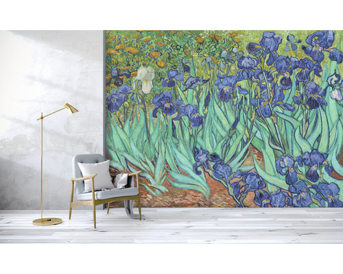 Wohnraum mit Sesseln und Tapete mit Blumenmotiv