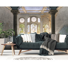 Wohnzimmer mit Sofa, Kissen, Decke und Wandtapete mit Architekturmuster